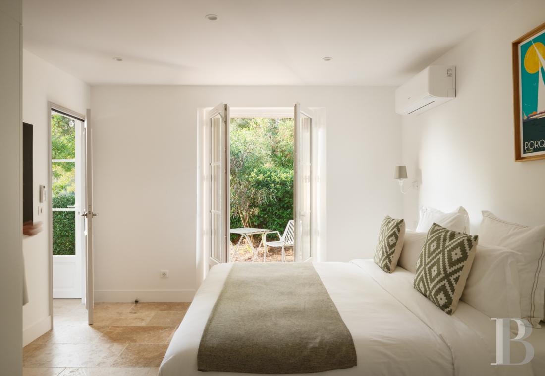 A renovated farmhouse surrounded by extensive grounds leading down to the sea, between Toulon and Hyères on the Var coast - photo  n°16